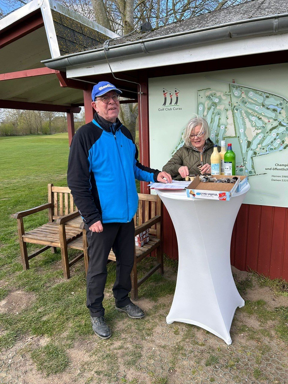 Osterturnier_Ursula%20und%20J%C3%B6rg_flei%C3%9Fige%20Helfer